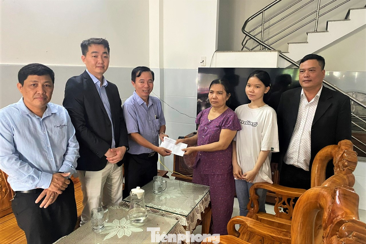 Trường ĐH Duy Tân trao học bổng hỗ trợ hoàn toàn học phí trong 3 năm học tiếp theo cho con gái cựu binh Gạc Ma. Trường ĐH Duy Tân trao học bổng hỗ trợ hoàn toàn học phí trong 3 năm học tiếp theo cho con gái cựu binh Gạc Ma.