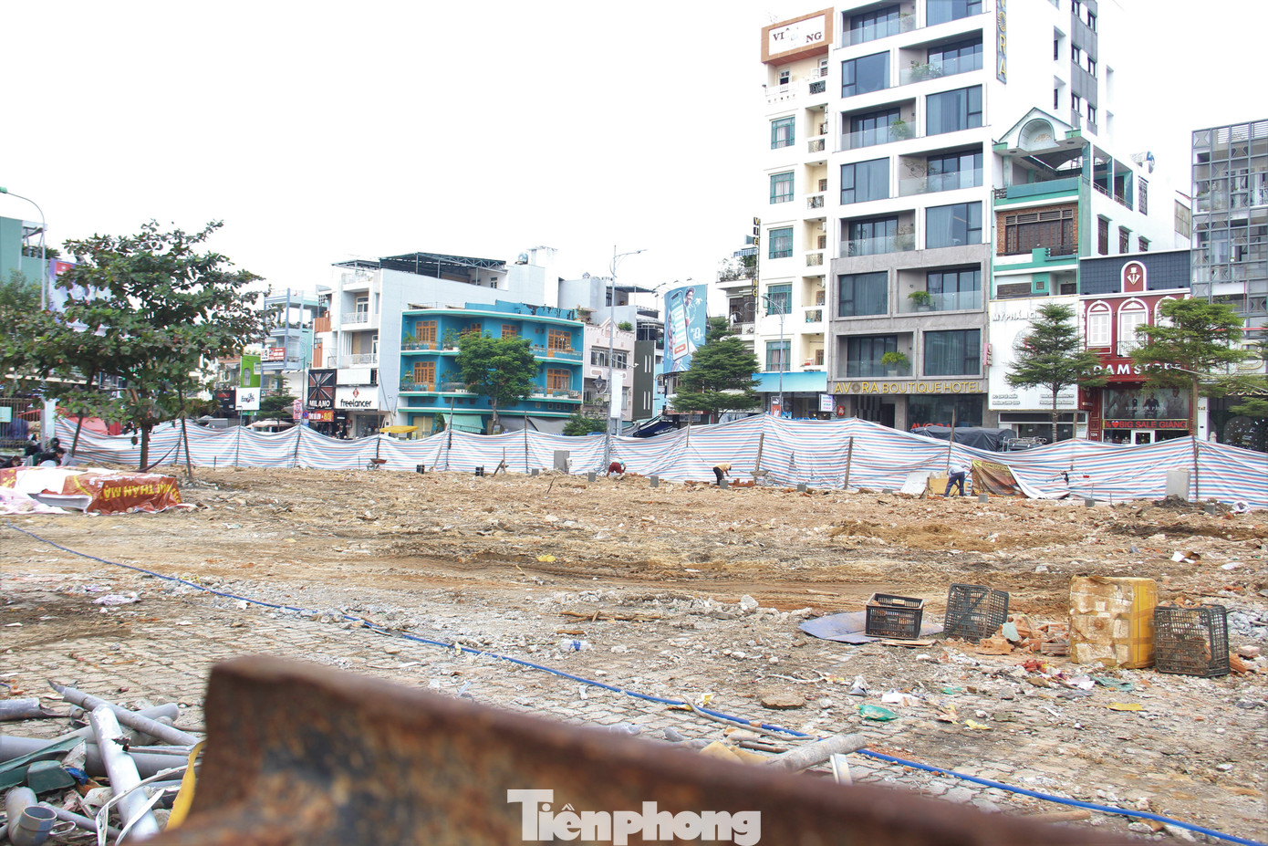 Ông Nguyễn Văn Dũng cho hay đơn vị đang thi công theo hình thức cuốn chiếu. Sau khi phá bỏ những căn nhà trên và dọn dẹp mặt bằng tới đâu sẽ xây tường rào bao quanh tới đó.