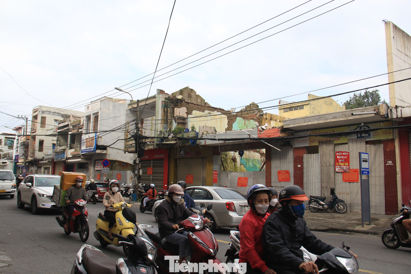 Hiện dãy nhà trên đường Hùng Vương không còn người ở. Nhiều căn đã phá mái, tầng trên.