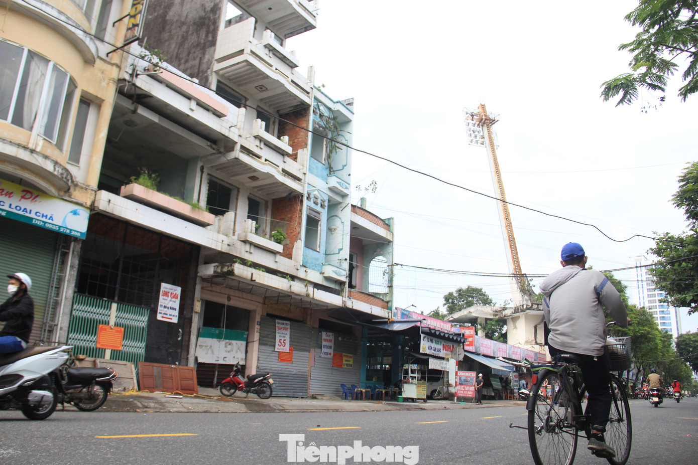 Dãy nhà trên đường Ngô Gia Tự cũng sẽ được tháo dỡ. Trước đây, "tứ giác vàng" Chi Lăng - Hùng Vương - Ngô Gia Tự - Lê Duẩn là khu sầm uất ngay giữa trung tâm thành phố. Hai tuyến đường Ngô Gia Tự, Chi Lăng là cổng vào SVĐ. Hai tuyến đường còn lại các hộ dân buôn bán, kinh doanh.