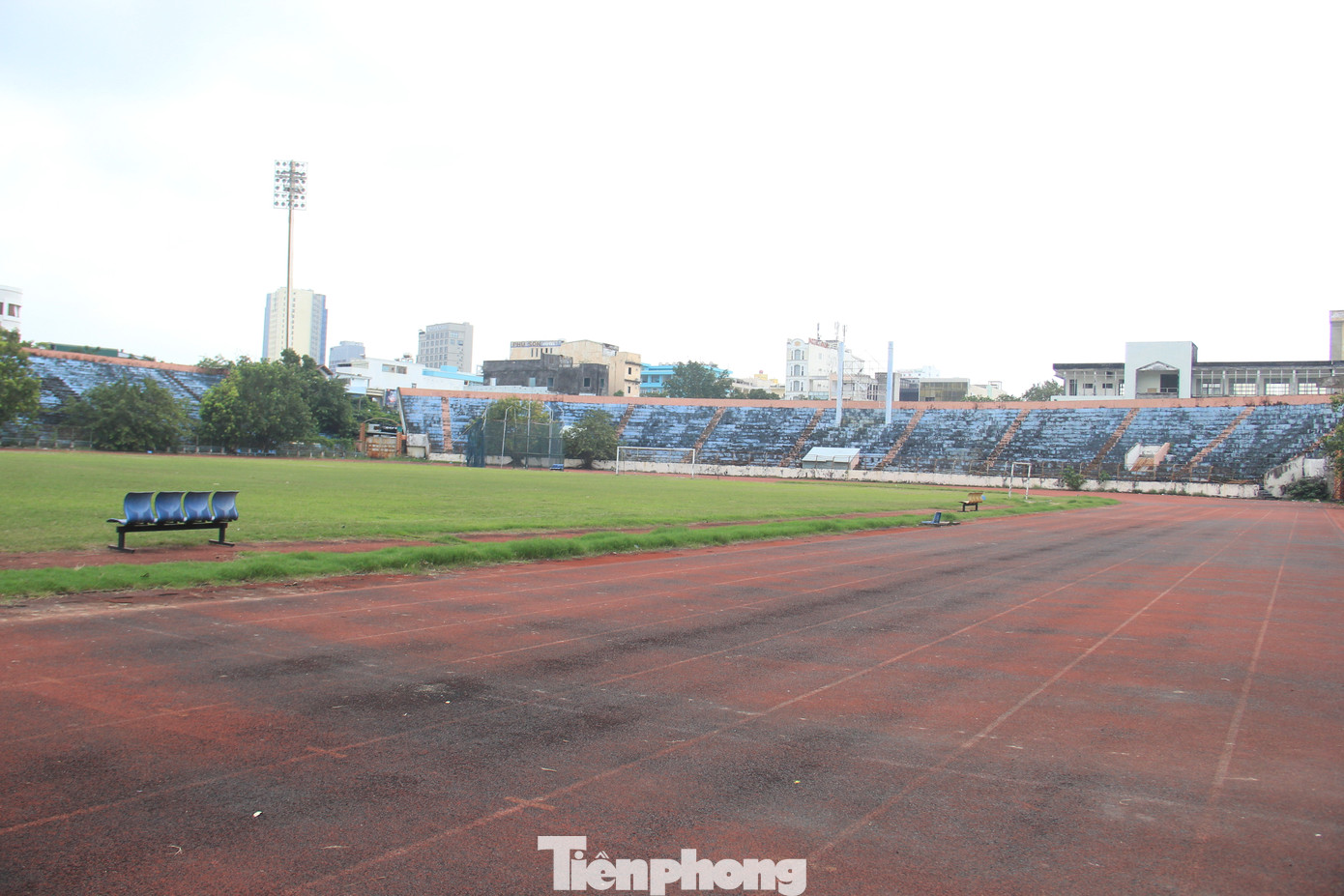 Sau khi chuyển nhượng đất, UBND TP Đà Nẵng chấp thuận đề nghị tách thửa cho các công ty thành viên của Công ty TNHH Tập đoàn Thiên Thanh. Khu đất SVĐ được chia thành 14 lô. UBND TP cấp 10 giấy chứng nhận quyền sử dụng đất (GCNQSDĐ) cho 10 công ty thành viên của Thiên Thanh. Năm 2013, 2014, các công ty này thế chấp các GCNQSDĐ để vay vốn tại các ngân hàng. Năm 2014, ông Phạm Công Danh bị khởi tố, bắt tạm giam phục vụ điều tra vụ án “cố ý làm trái quy định của Nhà nước về quản lý kinh tế gây hậu quả nghiêm trọng”. SVĐ trở thành tài sản liên quan đại án Phạm Công Danh và Công ty TNHH Tập đoàn Thiên Thanh.