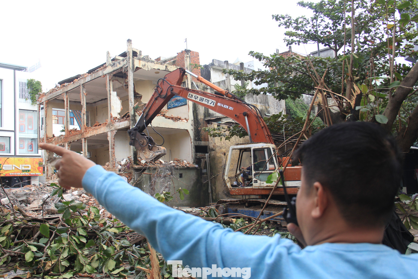 Ông Nguyễn Văn Dũng - Giám đốc Công ty cổ phần Chiến Dũng, đơn vị tiến hành tháo dỡ cho hay trong khoảng một tuần nữa sẽ hoàn tất việc tháo dỡ phía mặt đường Lê Duẩn. Sau đó sẽ tiến hành phá dỡ dãy nhà phía mặt đường Hùng Vương.