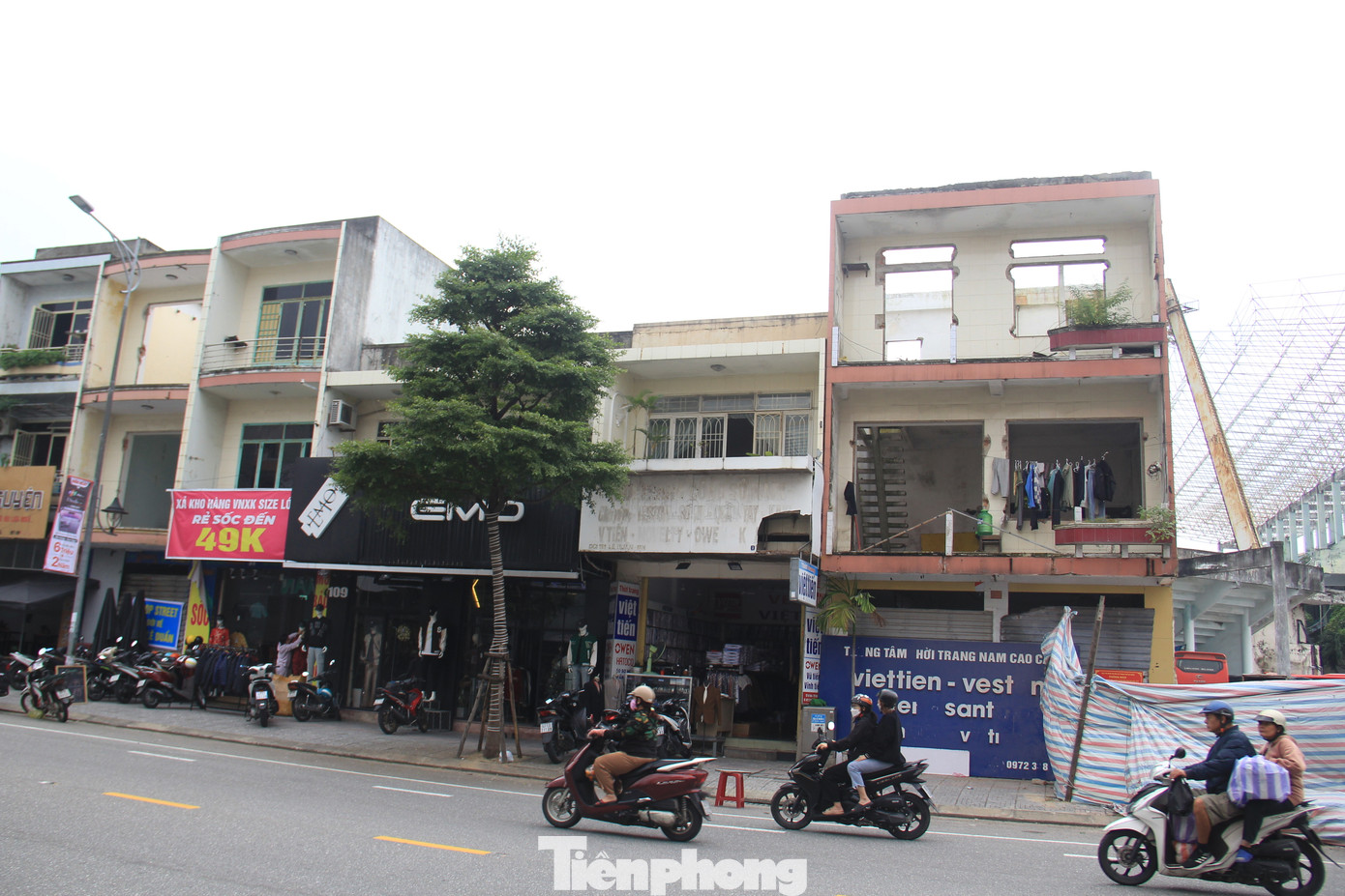 Một dãy cửa hàng thời trang trên đường Lê Duẩn vẫn kinh doanh dù bên cạnh các nhà khác đang được phá bỏ.