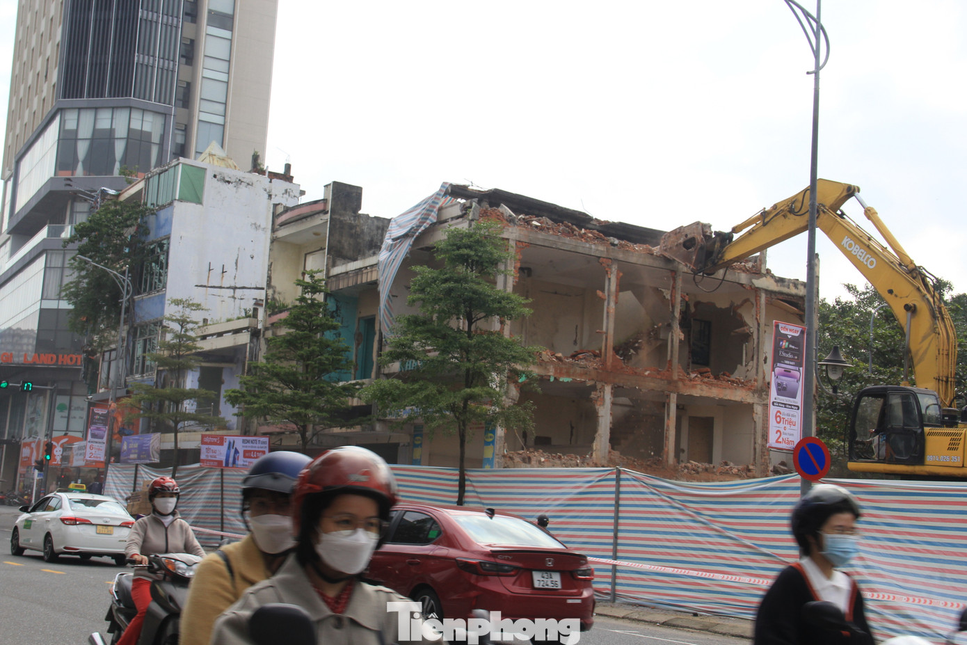 Những ngày qua, nhiều công nhân cùng máy móc, thiết bị có mặt tại sân vận động (SVĐ) Chi Lăng tất bật tháo dỡ gần 100 ngôi nhà quanh sân, nằm trên các trục đường Lê Duẩn, Hùng Vương, Ngô Gia Tự. Theo ghi nhận, công nhân đang tập trung tháo dỡ dãy nhà phía mặt đường Lê Duẩn. Hầu hết là nhà 2, 3 tầng.