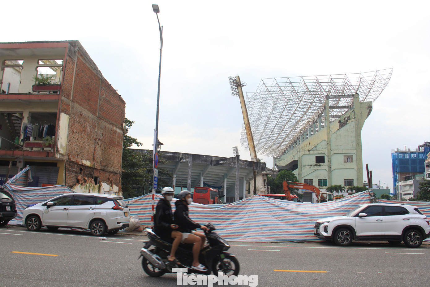 Phía ngoài công trường quây kín bạt để đảm bảo an toàn, tránh bụi bặm cho người đi đường.