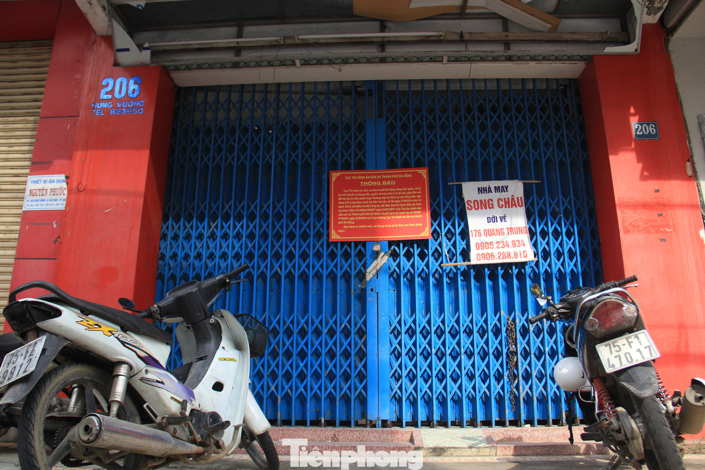 Những hộ kinh doanh treo bảng dời địa chỉ để tiện việc buôn bán.