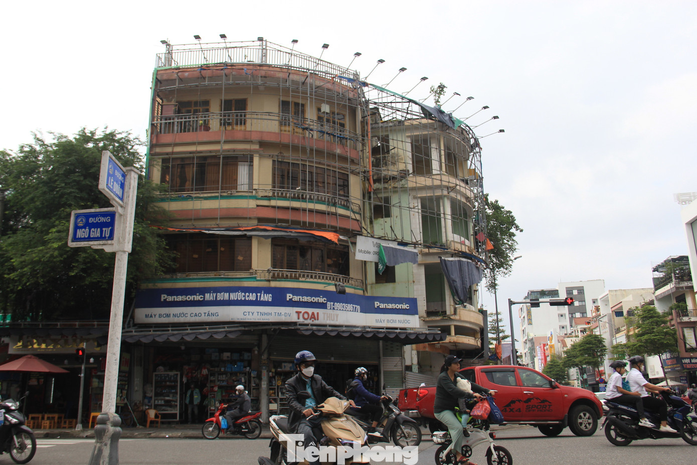 Hiện còn một số ngôi nhà trên đường Ngô Gia Tự, Lê Duẩn người dân chưa chuyển đi. Năm 2010, UBND TP Đà Nẵng đã chuyển nhượng 55.000 m2 đất SVĐ Chi Lăng cho Công ty TNHH Tập đoàn Thiên Thanh của Phạm Công Danh để triển khai thực hiện dự án khu phức hợp thương mại - dịch vụ. Các hộ dân quanh SVĐ hầu hết đã nhận đất tái định cư, trong khi chờ dự án triển khai, các hộ dân tiếp tục kinh doanh.