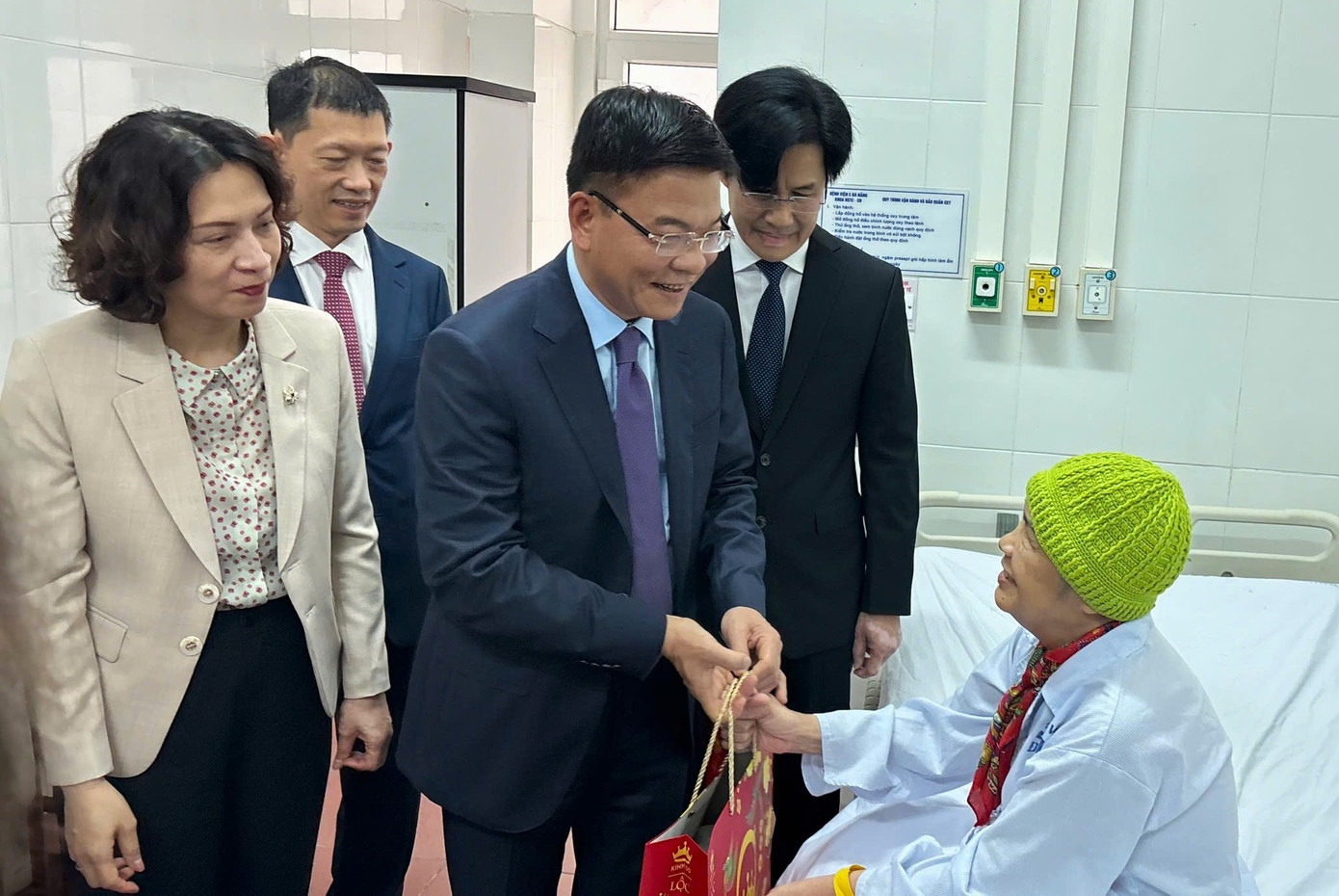 Phó Thủ tướng lưu ý Bệnh viện C Đà Nẵng phải xứng đáng là nơi trao gửi niềm tin của cán bộ trung, cao cấp và nhân dân khu vực Miền Trung -Tây Nguyên.