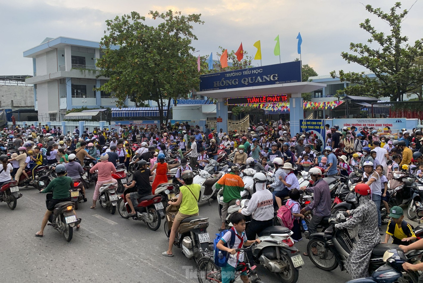 Nhiều gia đình phải bố trí lại thời gian đưa đón, kèm cặp con sau khi Thông tư 29 có hiệu lực.