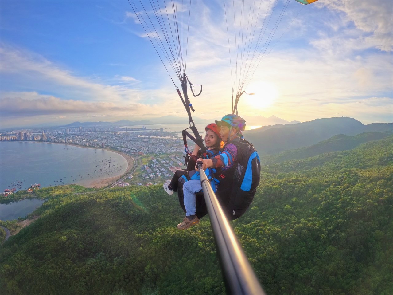 Ban ngày, du khách có thể lên bán đảo Sơn Trà, tắm biển, bay dù lượn…