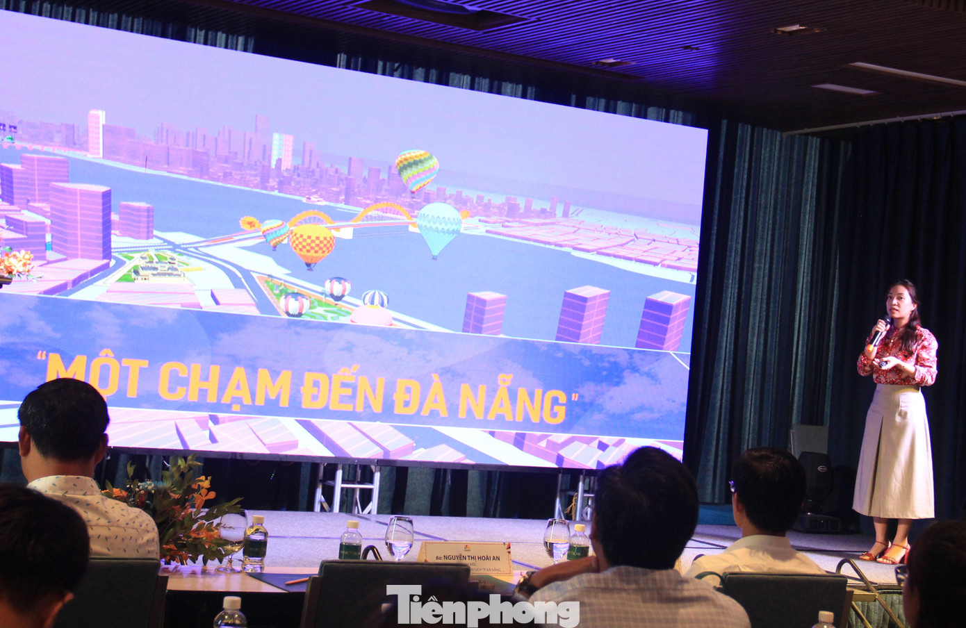 Bà Nguyễn Thị Hoài An giới thiệu về phiên bản nâng cấp "Một chạm đến Đà Nẵng" (Ảnh: T.T).