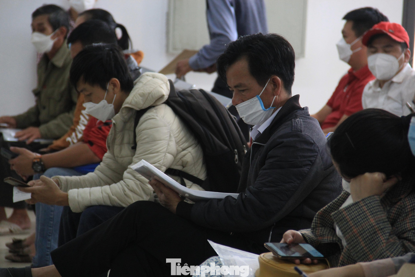 Mệt mỏi chờ gọi tên giải quyết thủ tục.