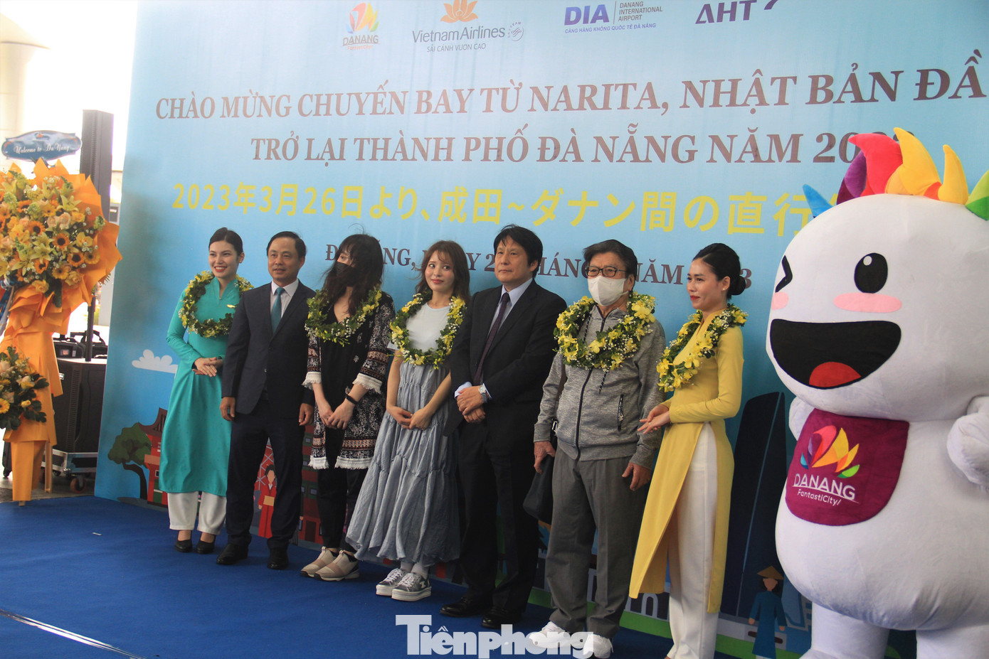 Tổng lãnh sự Nhật Bản tại Đà Nẵng, Sở Du lịch cùng các đơn vị liên quan có mặt tại sân bay chào đón, tặng quà cho du khách.