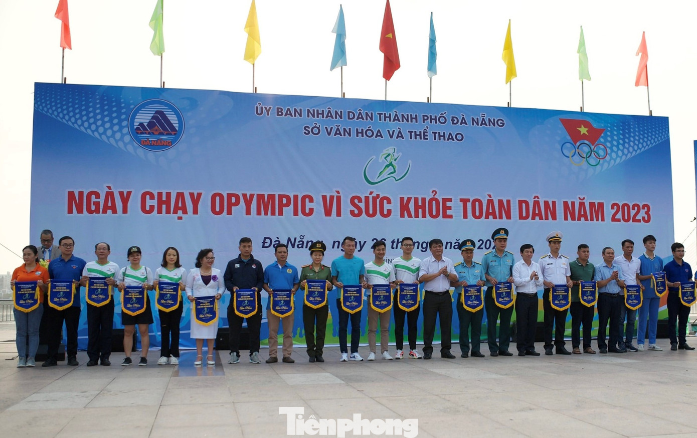 Bộ Chỉ huy Quân sự thành phố giành giải Nhất thi chạy đều tập thể, Sư đoàn Phòng không 375 giành giải Nhì; Sư đoàn Không quân 372 giành giải Ba và Vùng III Hải quân giải Khuyến khích.