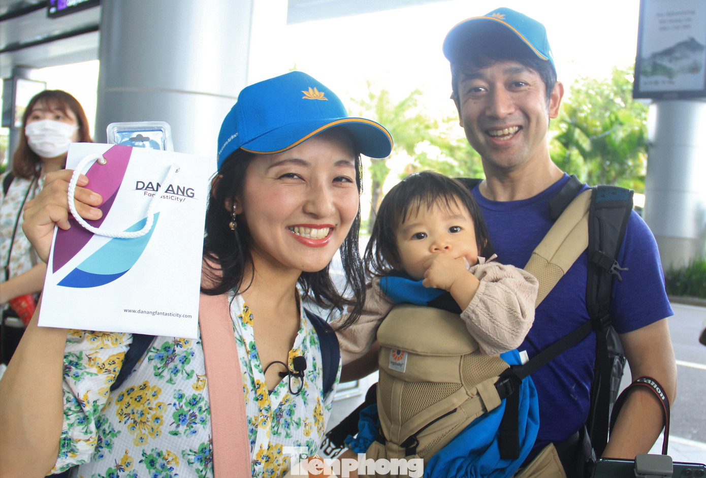Đôi vợ chồng đưa con nhỏ tới Đà Nẵng du lịch.
