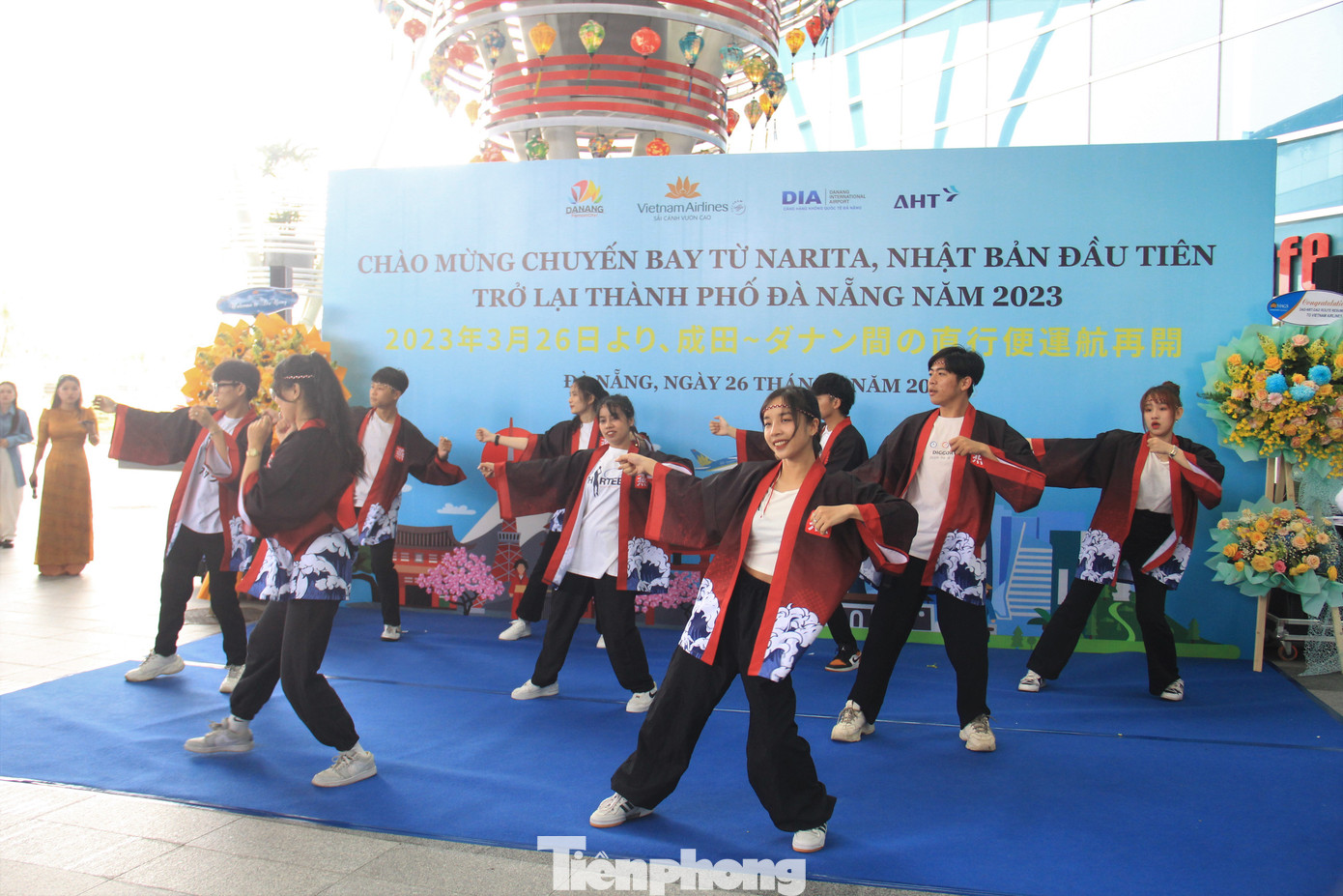 Ông Yoshinori Yakabe, Tổng lãnh sự Nhật Bản tại Đà Nẵng đánh giá Đà Nẵng là thành phố có thiên nhiên rất xinh đẹp với núi, sông, biển… Đây cũng là cửa ngõ để tới Huế, Hội An, Mỹ Sơn. Về cơ sở hạ tầng tuy đã có nhiều khách sạn, khu nghỉ dưỡng mới nhưng thành phố cũng cần tiếp tục cải thiện để thu hút khách du lịch. Trong ảnh: Vũ điệu Yosakoi truyền thống của Nhật Bản chào đón du khách.