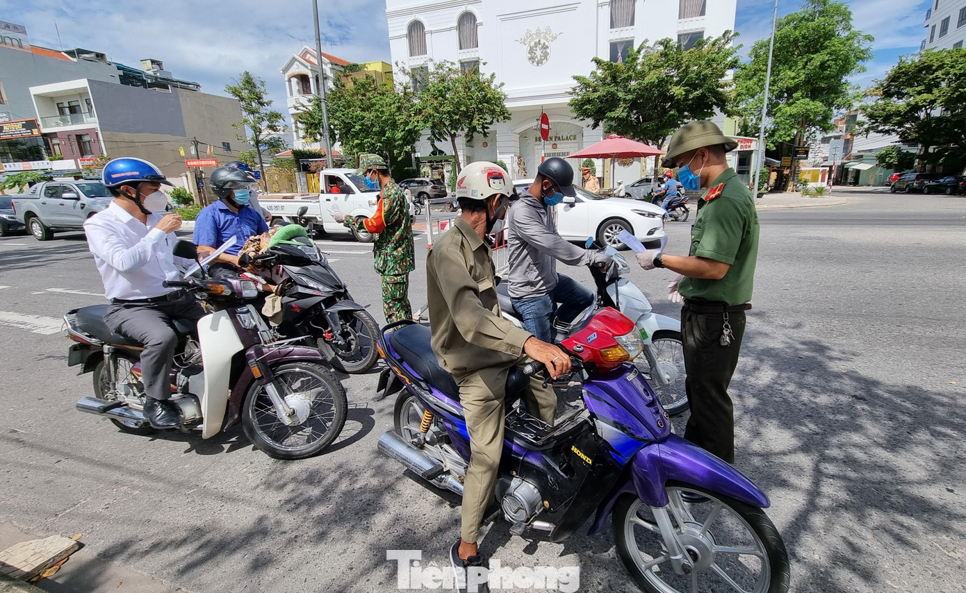 Lực lượng chức năng kiểm tra Giấy đi đường của người dân. Ảnh: Thanh Trần.