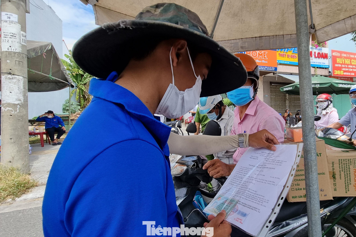 “Chỉ những doanh nghiệp được phê duyệt mới được phép hoạt động và ban hành giấy đi đường cho những đối tượng phù hợp theo quy định. Đề nghị Công an thành phố trong những ngày đến, tập trung kiểm tra, thu giữ những giấy đi đường không hợp pháp. Đồng thời thẩm tra, xử lý nghiêm những trường hợp cấp, sử dụng giấy không đúng quy định”, ông nhấn mạnh. “Chỉ những doanh nghiệp được phê duyệt mới được phép hoạt động và ban hành giấy đi đường cho những đối tượng phù hợp theo quy định. Đề nghị Công an thành phố trong những ngày đến, tập trung kiểm tra, thu giữ những giấy đi đường không hợp pháp. Đồng thời thẩm tra, xử lý nghiêm những trường hợp cấp, sử dụng giấy không đúng quy định”, ông nhấn mạnh.