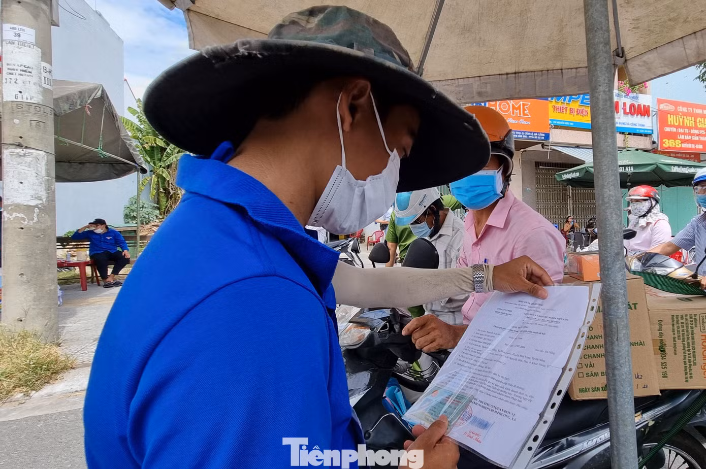 “Chỉ những doanh nghiệp được phê duyệt mới được phép hoạt động và ban hành giấy đi đường cho những đối tượng phù hợp theo quy định. Đề nghị Công an thành phố trong những ngày đến, tập trung kiểm tra, thu giữ những giấy đi đường không hợp pháp. Đồng thời thẩm tra, xử lý nghiêm những trường hợp cấp, sử dụng giấy không đúng quy định”, ông nhấn mạnh. “Chỉ những doanh nghiệp được phê duyệt mới được phép hoạt động và ban hành giấy đi đường cho những đối tượng phù hợp theo quy định. Đề nghị Công an thành phố trong những ngày đến, tập trung kiểm tra, thu giữ những giấy đi đường không hợp pháp. Đồng thời thẩm tra, xử lý nghiêm những trường hợp cấp, sử dụng giấy không đúng quy định”, ông nhấn mạnh.