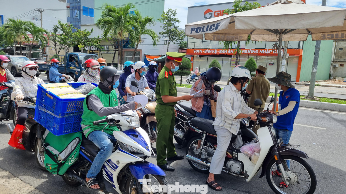 Lực lượng chức năng cho biết còn có trường hợp trên giấy không ghi bất kỳ thông tin nào của người được cấp, mục đích tham gia giao thông…nhưng vẫn ký và đóng dấu. Lực lượng chức năng cho biết còn có trường hợp trên giấy không ghi bất kỳ thông tin nào của người được cấp, mục đích tham gia giao thông…nhưng vẫn ký và đóng dấu.