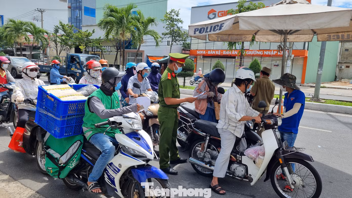 Lực lượng chức năng cho biết còn có trường hợp trên giấy không ghi bất kỳ thông tin nào của người được cấp, mục đích tham gia giao thông…nhưng vẫn ký và đóng dấu. Lực lượng chức năng cho biết còn có trường hợp trên giấy không ghi bất kỳ thông tin nào của người được cấp, mục đích tham gia giao thông…nhưng vẫn ký và đóng dấu.
