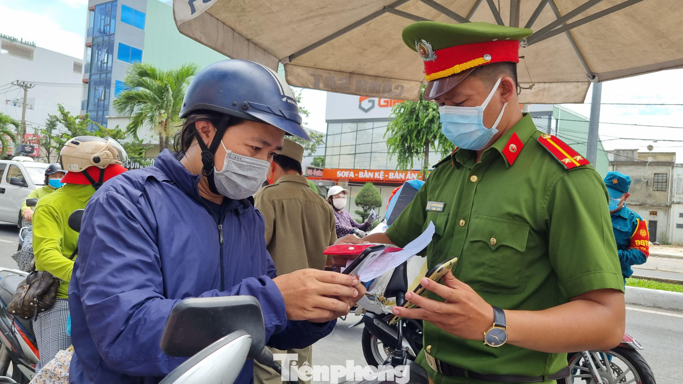 Một trường hợp xuất trình giấy đi đường sau mẫu. Lực lượng chức năng phải mở mẫu giấy đi đường trong điện thoại cho người dân xem và lưu lại để về điều chỉnh. Một trường hợp xuất trình giấy đi đường sau mẫu. Lực lượng chức năng phải mở mẫu giấy đi đường trong điện thoại cho người dân xem và lưu lại để về điều chỉnh.