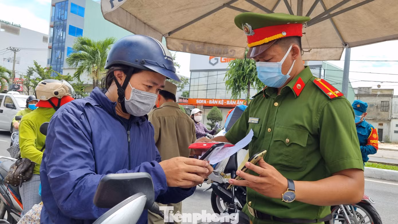 Một trường hợp xuất trình giấy đi đường sau mẫu. Lực lượng chức năng phải mở mẫu giấy đi đường trong điện thoại cho người dân xem và lưu lại để về điều chỉnh. Một trường hợp xuất trình giấy đi đường sau mẫu. Lực lượng chức năng phải mở mẫu giấy đi đường trong điện thoại cho người dân xem và lưu lại để về điều chỉnh.