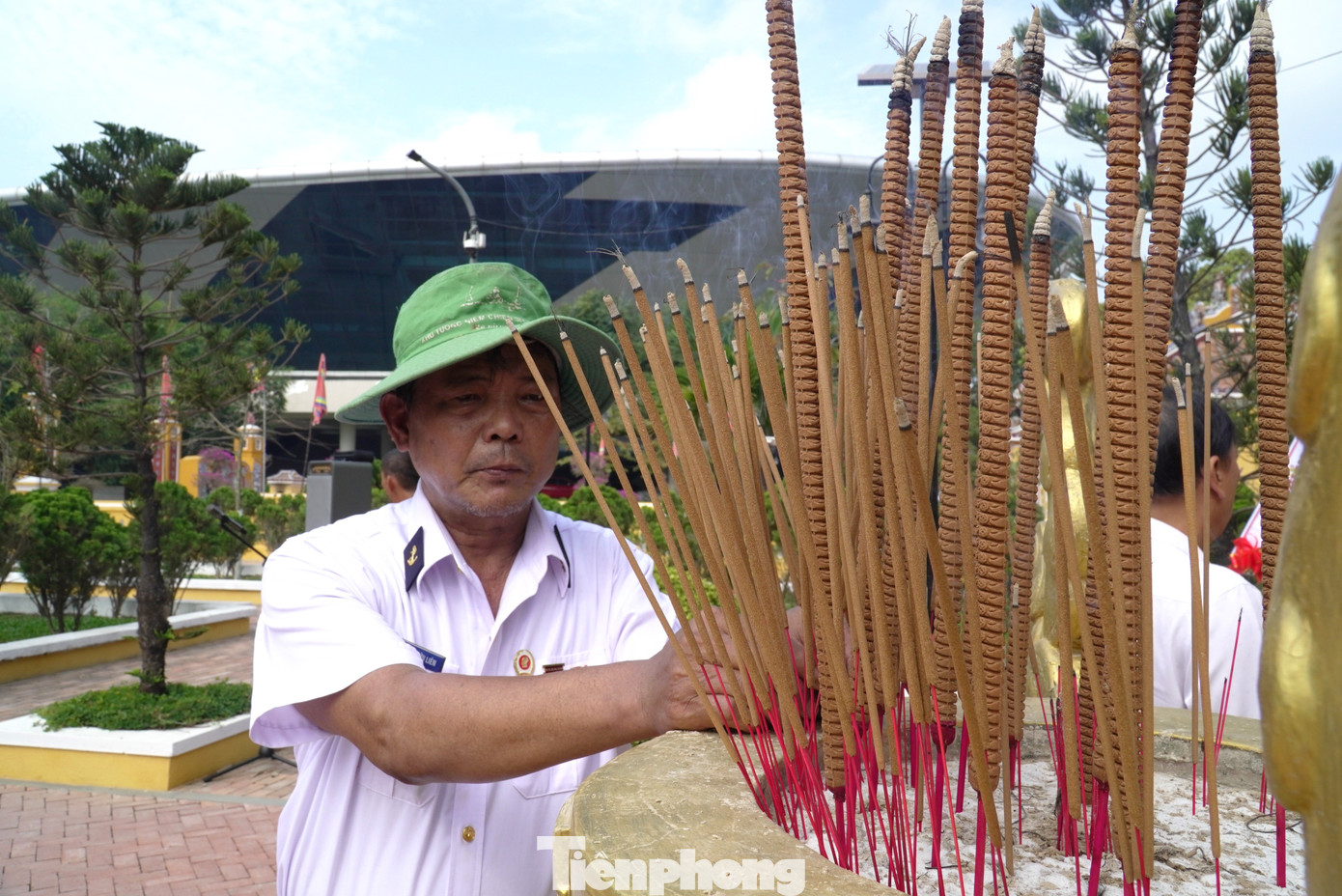 “Ngày hôm nay, chúng ta đứng đây để tưởng nhớ các anh, bày tỏ lòng biết ơn sâu sắc đến những người con đã hiến dâng tuổi trẻ, cuộc đời cho quê hương. Và cũng để mỗi người tự nhận thức rõ trách nhiệm của mình với Tổ quốc”, ông Tấn nhắn nhủ. “Ngày hôm nay, chúng ta đứng đây để tưởng nhớ các anh, bày tỏ lòng biết ơn sâu sắc đến những người con đã hiến dâng tuổi trẻ, cuộc đời cho quê hương. Và cũng để mỗi người tự nhận thức rõ trách nhiệm của mình với Tổ quốc”, ông Tấn nhắn nhủ.