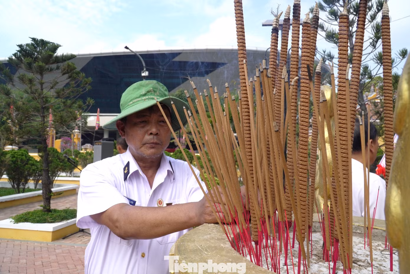 “Ngày hôm nay, chúng ta đứng đây để tưởng nhớ các anh, bày tỏ lòng biết ơn sâu sắc đến những người con đã hiến dâng tuổi trẻ, cuộc đời cho quê hương. Và cũng để mỗi người tự nhận thức rõ trách nhiệm của mình với Tổ quốc”, ông Tấn nhắn nhủ. “Ngày hôm nay, chúng ta đứng đây để tưởng nhớ các anh, bày tỏ lòng biết ơn sâu sắc đến những người con đã hiến dâng tuổi trẻ, cuộc đời cho quê hương. Và cũng để mỗi người tự nhận thức rõ trách nhiệm của mình với Tổ quốc”, ông Tấn nhắn nhủ.