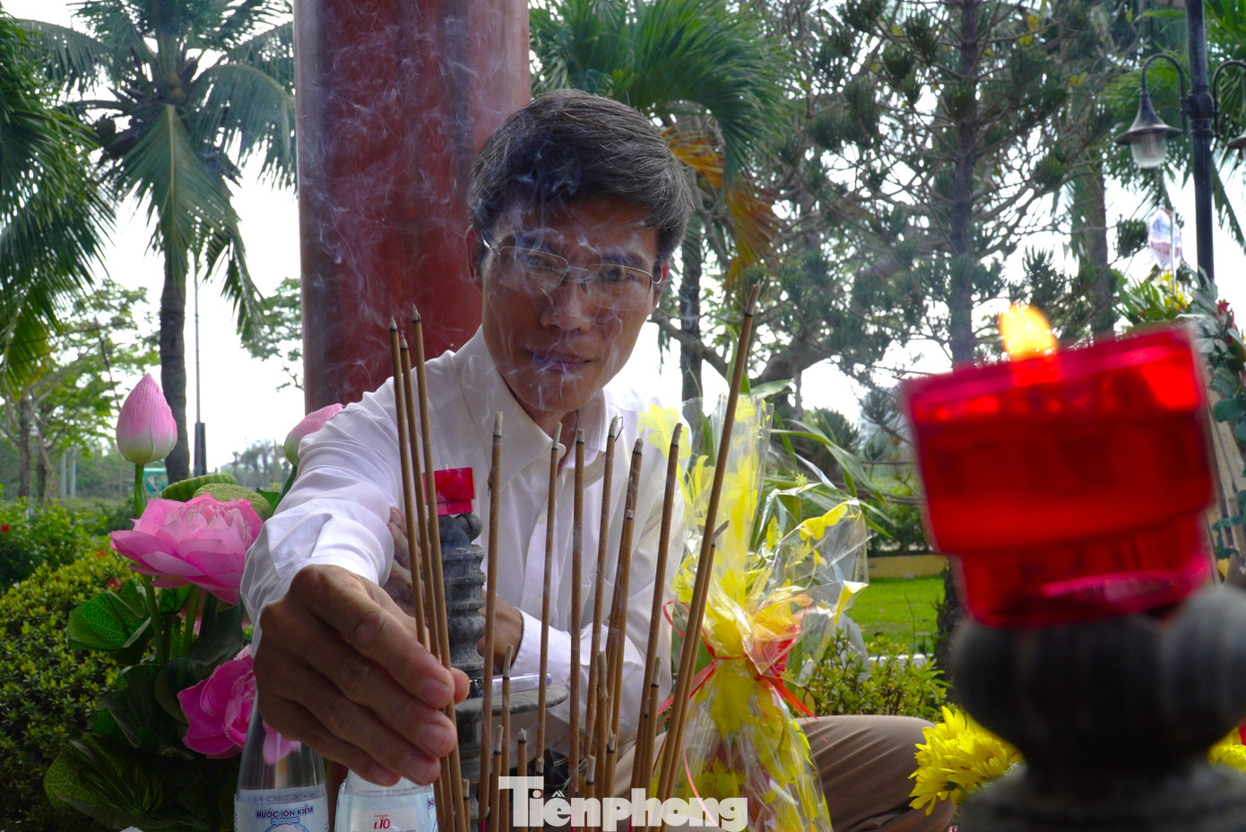 Ông Nguyễn Đức Hoàng (TP. Đà Nẵng) cho hay, dịp 14/3 năm nào ông cũng đến thắp hương tưởng nhớ những chiến sĩ Gạc Ma. "Các anh đã ngã xuống, đánh đổi máu xương cho hòa bình độc lập hôm nay. Công ơn của các anh như trời bể. Tưởng nhớ các anh cũng là cách nhắc nhở thế hệ chúng ta hôm nay phải sống, cống hiến nhiều hơn nữa cho Tổ quốc", ông nhìn nhận. Ông Nguyễn Đức Hoàng (TP. Đà Nẵng) cho hay, dịp 14/3 năm nào ông cũng đến thắp hương tưởng nhớ những chiến sĩ Gạc Ma. "Các anh đã ngã xuống, đánh đổi máu xương cho hòa bình độc lập hôm nay. Công ơn của các anh như trời bể. Tưởng nhớ các anh cũng là cách nhắc nhở thế hệ chúng ta hôm nay phải sống, cống hiến nhiều hơn nữa cho Tổ quốc", ông nhìn nhận.