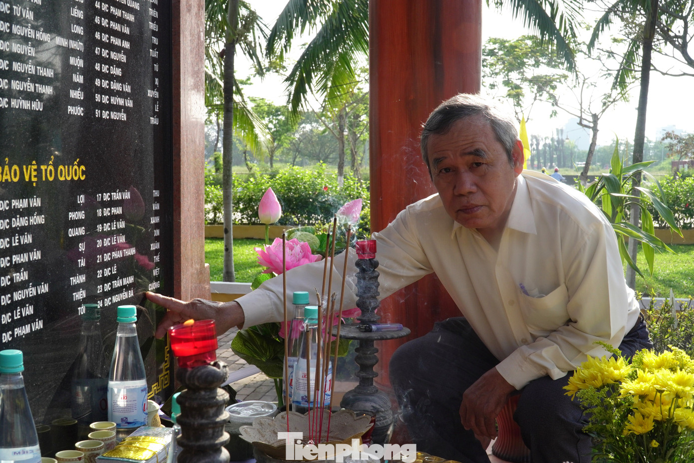 Năm nay, trên tấm bia tưởng niệm tại đình làng Nại Nam có thêm tên của 3 liệt sĩ Gạc Ma là liệt sĩ Lê Thế (phường An Hải Tây, quận Sơn Trà, TP. Đà Nẵng), liệt sĩ Trần Mạnh Việt, (phường Bình Hiên, quận Hải Châu, TP. Đà Nẵng) và liệt sĩ Nguyễn Bá Cường xã Điện Thắng Trung (thị xã Điện Bàn, tỉnh Quảng Nam). Nhìn tên em trai trên tấm ảnh, ông Nguyễn Bá Hùng, anh trai liệt sĩ Nguyễn Bá Cường, không giấu được xúc động. Ông nói khi hay tin tên em trai đã được khắc lên cùng các đồng đội Gạc Ma, cả gia đình ông thấy ấm lòng. “Vậy là em đã về đây cùng các anh em trong trận Gạc Ma năm ấy, em đã chết nhưng sống mãi trong lòng mọi người”, ông nói. Năm nay, trên tấm bia tưởng niệm tại đình làng Nại Nam có thêm tên của 3 liệt sĩ Gạc Ma là liệt sĩ Lê Thế (phường An Hải Tây, quận Sơn Trà, TP. Đà Nẵng), liệt sĩ Trần Mạnh Việt, (phường Bình Hiên, quận Hải Châu, TP. Đà Nẵng) và liệt sĩ Nguyễn Bá Cường xã Điện Thắng Trung (thị xã Điện Bàn, tỉnh Quảng Nam). Nhìn tên em trai trên tấm ảnh, ông Nguyễn Bá Hùng, anh trai liệt sĩ Nguyễn Bá Cường, không giấu được xúc động. Ông nói khi hay tin tên em trai đã được khắc lên cùng các đồng đội Gạc Ma, cả gia đình ông thấy ấm lòng. “Vậy là em đã về đây cùng các anh em trong trận Gạc Ma năm ấy, em đã chết nhưng sống mãi trong lòng mọi người”, ông nói.