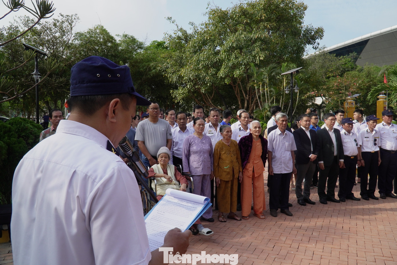 Ông Nguyễn Văn Tấn - Trưởng Ban liên lạc, nhắc lại trận hải chiến Gạc Ma: Sáng 14/3/1988, trước sự tấn công của hải quân Trung Quốc, các chiến sĩ công binh Hải quân nhân dân Việt Nam với nhiệm vụ bảo vệ chủ quyền tại bãi đá Gạc Ma đã kiên cường bám trụ, giữ vững lá cờ Tổ quốc giữa biển khơi. Dù không được trang bị vũ khí đầy đủ, dù biết rằng cái chết cận kề nhưng các anh vẫn không lùi bước, không khuất phục, tạo nên “Vòng tròn bất tử” đầy kiêu hãnh giữa lòng Biển Đông. 64 chiến sĩ đã ngã xuống, máu của các anh đã hòa vào đại dương nhưng tinh thần và ý chí của các anh vẫn sống mãi trong lòng nhân dân Việt Nam. Ông Nguyễn Văn Tấn - Trưởng Ban liên lạc, nhắc lại trận hải chiến Gạc Ma: Sáng 14/3/1988, trước sự tấn công của hải quân Trung Quốc, các chiến sĩ công binh Hải quân nhân dân Việt Nam với nhiệm vụ bảo vệ chủ quyền tại bãi đá Gạc Ma đã kiên cường bám trụ, giữ vững lá cờ Tổ quốc giữa biển khơi. Dù không được trang bị vũ khí đầy đủ, dù biết rằng cái chết cận kề nhưng các anh vẫn không lùi bước, không khuất phục, tạo nên “Vòng tròn bất tử” đầy kiêu hãnh giữa lòng Biển Đông. 64 chiến sĩ đã ngã xuống, máu của các anh đã hòa vào đại dương nhưng tinh thần và ý chí của các anh vẫn sống mãi trong lòng nhân dân Việt Nam.