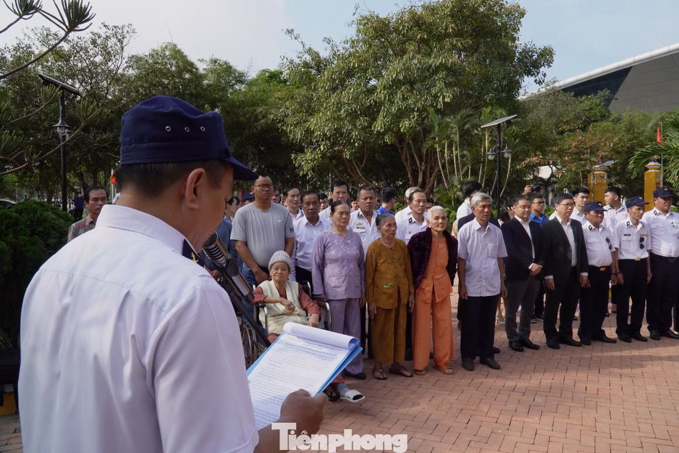Ông Nguyễn Văn Tấn - Trưởng Ban liên lạc, nhắc lại trận hải chiến Gạc Ma: Sáng 14/3/1988, trước sự tấn công của hải quân Trung Quốc, các chiến sĩ công binh Hải quân nhân dân Việt Nam với nhiệm vụ bảo vệ chủ quyền tại bãi đá Gạc Ma đã kiên cường bám trụ, giữ vững lá cờ Tổ quốc giữa biển khơi. Dù không được trang bị vũ khí đầy đủ, dù biết rằng cái chết cận kề nhưng các anh vẫn không lùi bước, không khuất phục, tạo nên “Vòng tròn bất tử” đầy kiêu hãnh giữa lòng Biển Đông. 64 chiến sĩ đã ngã xuống, máu của các anh đã hòa vào đại dương nhưng tinh thần và ý chí của các anh vẫn sống mãi trong lòng nhân dân Việt Nam. Ông Nguyễn Văn Tấn - Trưởng Ban liên lạc, nhắc lại trận hải chiến Gạc Ma: Sáng 14/3/1988, trước sự tấn công của hải quân Trung Quốc, các chiến sĩ công binh Hải quân nhân dân Việt Nam với nhiệm vụ bảo vệ chủ quyền tại bãi đá Gạc Ma đã kiên cường bám trụ, giữ vững lá cờ Tổ quốc giữa biển khơi. Dù không được trang bị vũ khí đầy đủ, dù biết rằng cái chết cận kề nhưng các anh vẫn không lùi bước, không khuất phục, tạo nên “Vòng tròn bất tử” đầy kiêu hãnh giữa lòng Biển Đông. 64 chiến sĩ đã ngã xuống, máu của các anh đã hòa vào đại dương nhưng tinh thần và ý chí của các anh vẫn sống mãi trong lòng nhân dân Việt Nam.