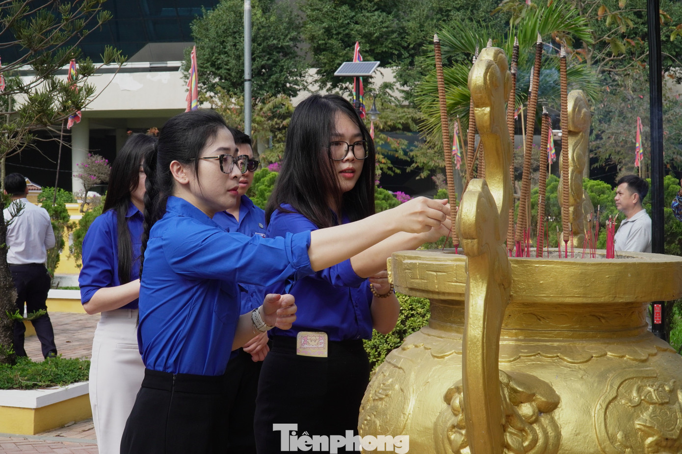 “Ngày hôm nay, chúng ta đứng đây để tưởng nhớ các anh, bày tỏ lòng biết ơn sâu sắc đến những người con đã hiến dâng tuổi trẻ, cuộc đời cho quê hương. Và cũng để mỗi người tự nhận thức rõ trách nhiệm của mình với Tổ quốc”, ông Tấn nhắn nhủ. “Ngày hôm nay, chúng ta đứng đây để tưởng nhớ các anh, bày tỏ lòng biết ơn sâu sắc đến những người con đã hiến dâng tuổi trẻ, cuộc đời cho quê hương. Và cũng để mỗi người tự nhận thức rõ trách nhiệm của mình với Tổ quốc”, ông Tấn nhắn nhủ.