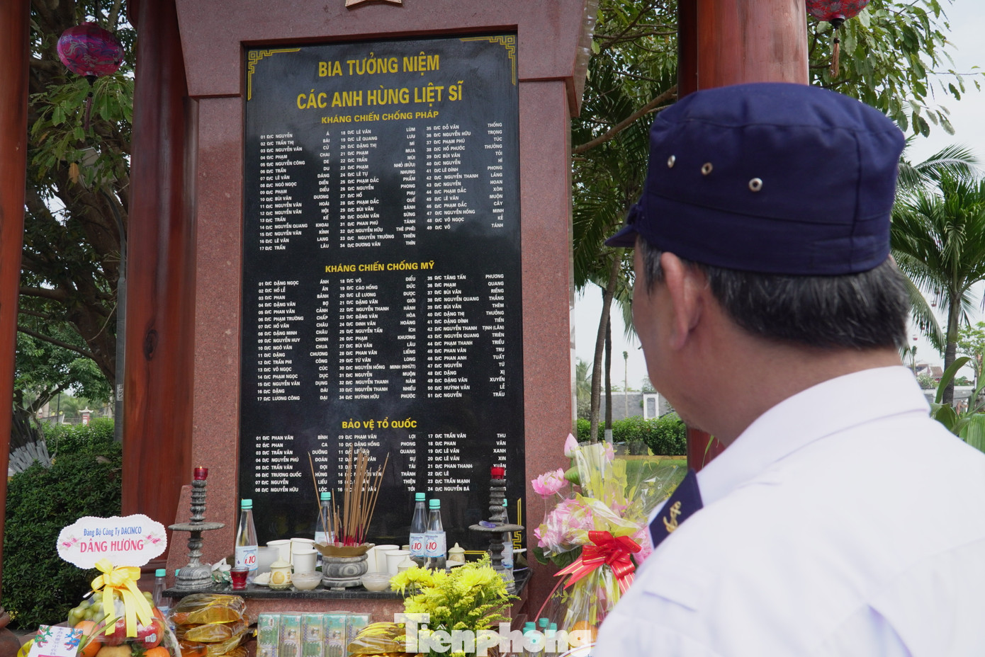 Ông Tấn cho hay, tấm bia tại đình làng Nại Nam trước đây khắc tên những anh hùng liệt sĩ hy sinh trong hai cuộc kháng chiến chống Pháp, chống Mỹ, và các anh hùng liệt sĩ hy sinh bảo vệ Tổ quốc, trong đó có 7 liệt sĩ hy sinh vào ngày 14/3/1988 tại Đảo Gạc Ma. Những anh hùng này đều ở phường Hòa Cường Bắc là nơi ngôi đình tọa lạc. “Mỗi lần tưởng niệm, gia đình 10 liệt sĩ Gạc Ma đến đây nhưng chỉ có 7 liệt sĩ có tên trên tấm bia, chúng tôi thấy rất áy náy. Năm 2024, Ban liên lạc đã có tờ trình gửi TP. Đà Nẵng xin bổ sung tên liệt sĩ Gạc Ma vào Bia tưởng niệm tại Đình Nại Nam. Thành phố thống nhất, cuối năm 2024, khi Đình Làng Nại Nam và Bia tưởng niệm trùng tu đã khắc thêm tên 3 liệt sĩ vào”, ông kể. Ông Tấn cho hay, tấm bia tại đình làng Nại Nam trước đây khắc tên những anh hùng liệt sĩ hy sinh trong hai cuộc kháng chiến chống Pháp, chống Mỹ, và các anh hùng liệt sĩ hy sinh bảo vệ Tổ quốc, trong đó có 7 liệt sĩ hy sinh vào ngày 14/3/1988 tại Đảo Gạc Ma. Những anh hùng này đều ở phường Hòa Cường Bắc là nơi ngôi đình tọa lạc. “Mỗi lần tưởng niệm, gia đình 10 liệt sĩ Gạc Ma đến đây nhưng chỉ có 7 liệt sĩ có tên trên tấm bia, chúng tôi thấy rất áy náy. Năm 2024, Ban liên lạc đã có tờ trình gửi TP. Đà Nẵng xin bổ sung tên liệt sĩ Gạc Ma vào Bia tưởng niệm tại Đình Nại Nam. Thành phố thống nhất, cuối năm 2024, khi Đình Làng Nại Nam và Bia tưởng niệm trùng tu đã khắc thêm tên 3 liệt sĩ vào”, ông kể.