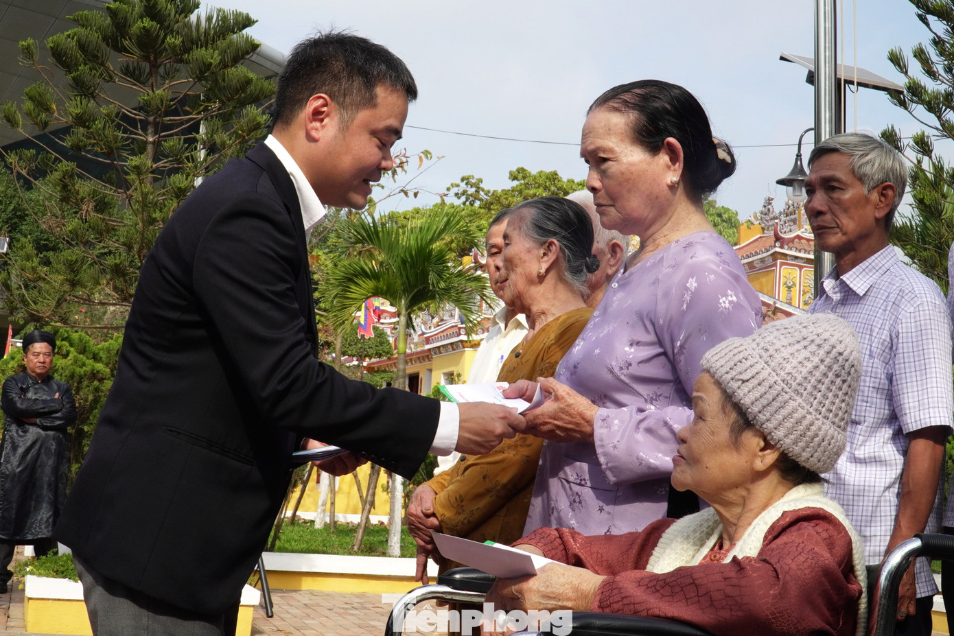 Tại buổi lễ, các đơn vị, tổ chức đã động viên, chia sẻ và trao nhiều phần quà cho thân nhân các liệt sĩ. Trong ảnh: Đại diện Trường Đại học Đông Á trao 10 suất quà đến gia đình thân nhân liệt sĩ hi sinh tại đảo Gạc Ma. Tại buổi lễ, các đơn vị, tổ chức đã động viên, chia sẻ và trao nhiều phần quà cho thân nhân các liệt sĩ. Trong ảnh: Đại diện Trường Đại học Đông Á trao 10 suất quà đến gia đình thân nhân liệt sĩ hi sinh tại đảo Gạc Ma.