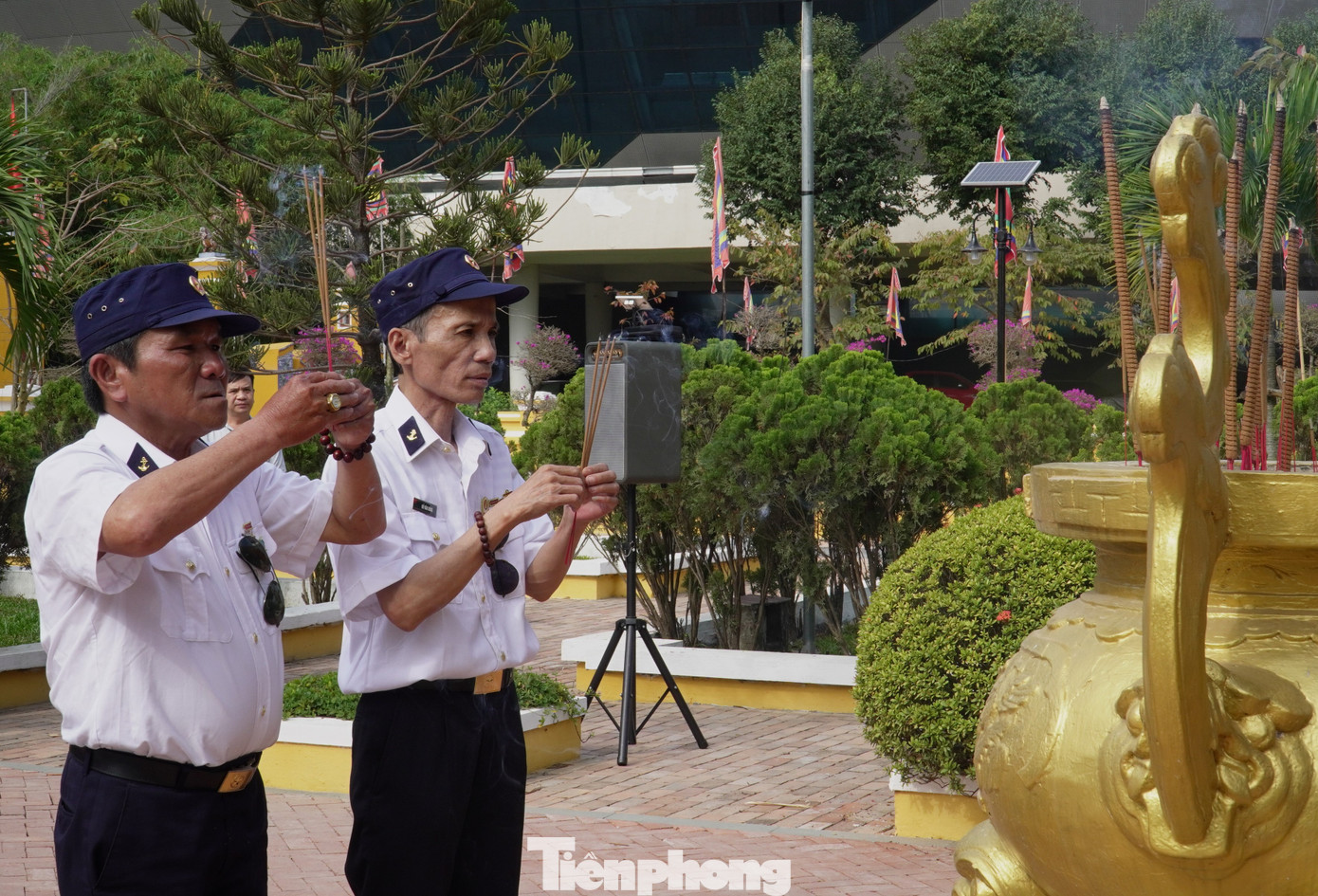 Tổ quốc không quên tên các anh. Tổ quốc không quên tên các anh.