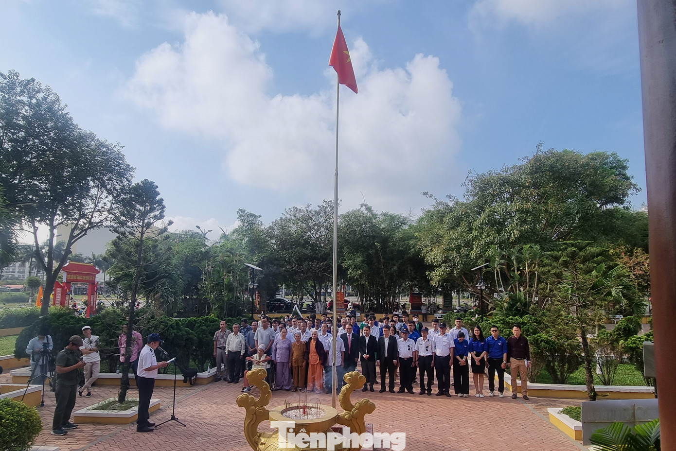 “Ngày hôm nay, chúng ta đứng đây để tưởng nhớ các anh, bày tỏ lòng biết ơn sâu sắc đến những người con đã hiến dâng tuổi trẻ, cuộc đời cho quê hương. Và cũng để mỗi người tự nhận thức rõ trách nhiệm của mình với Tổ quốc”, ông Tấn nhắn nhủ. “Ngày hôm nay, chúng ta đứng đây để tưởng nhớ các anh, bày tỏ lòng biết ơn sâu sắc đến những người con đã hiến dâng tuổi trẻ, cuộc đời cho quê hương. Và cũng để mỗi người tự nhận thức rõ trách nhiệm của mình với Tổ quốc”, ông Tấn nhắn nhủ.