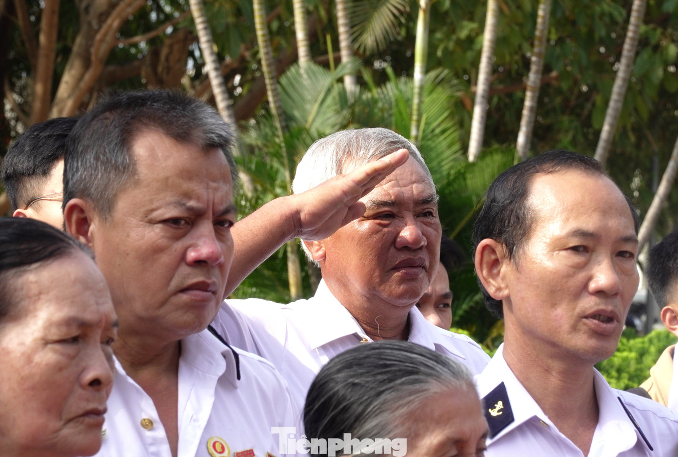 “Ngày hôm nay, chúng ta đứng đây để tưởng nhớ các anh, bày tỏ lòng biết ơn sâu sắc đến những người con đã hiến dâng tuổi trẻ, cuộc đời cho quê hương. Và cũng để mỗi người tự nhận thức rõ trách nhiệm của mình với Tổ quốc”, ông Tấn nhắn nhủ. “Ngày hôm nay, chúng ta đứng đây để tưởng nhớ các anh, bày tỏ lòng biết ơn sâu sắc đến những người con đã hiến dâng tuổi trẻ, cuộc đời cho quê hương. Và cũng để mỗi người tự nhận thức rõ trách nhiệm của mình với Tổ quốc”, ông Tấn nhắn nhủ.