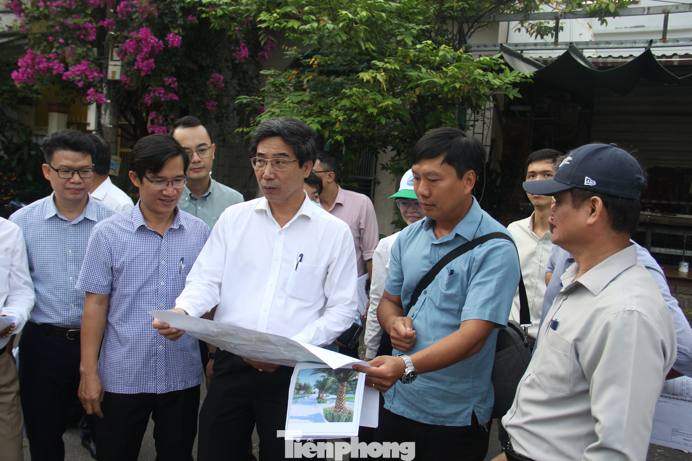 Tại buổi kiểm tra thực tế phố Tây, Phó Chủ tịch UBND TP. Đà Nẵng Trần Chí Cường lưu ý các đơn vị chức năng cần phải lấy phiếu đánh giá của các hộ kinh doanh tại đây, để nắm bắt được chất lượng, hiệu quả kinh doanh, hiệu quả thu hút khách đến; lắng nghe ý kiến, đề xuất của người dân về việc phát triển con phố này.