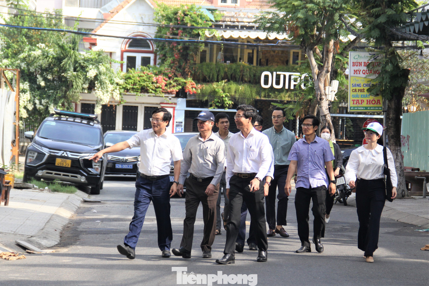 Tại buổi kiểm tra thực tế phố Tây, Phó Chủ tịch UBND TP. Đà Nẵng Trần Chí Cường lưu ý các đơn vị chức năng cần phải lấy phiếu đánh giá của các hộ kinh doanh tại đây, để nắm bắt được chất lượng, hiệu quả kinh doanh, hiệu quả thu hút khách đến; lắng nghe ý kiến, đề xuất của người dân về việc phát triển con phố này.