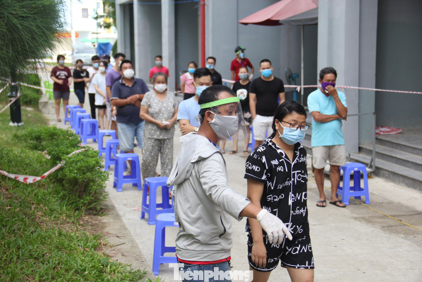 Lực lượng chức năng điều tiết, phân luồng người dân tại Khu chung cư nhà ở xã hội KCN Hòa Khánh (quận Liên Chiểu) khi đến lấy mẫu. Ảnh: Thanh Trần. Lực lượng chức năng điều tiết, phân luồng người dân tại Khu chung cư nhà ở xã hội KCN Hòa Khánh (quận Liên Chiểu) khi đến lấy mẫu. Ảnh: Thanh Trần.