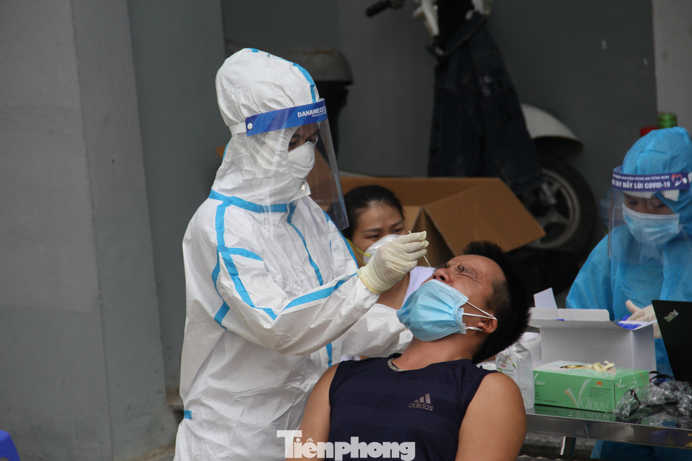 Nhân viên y tế lấy mẫu xét nghiệm cho người dân khu vực thực hiện Chỉ thị 16 trong sáng 20/7. Ảnh: Thanh Trần. Nhân viên y tế lấy mẫu xét nghiệm cho người dân khu vực thực hiện Chỉ thị 16 trong sáng 20/7. Ảnh: Thanh Trần.