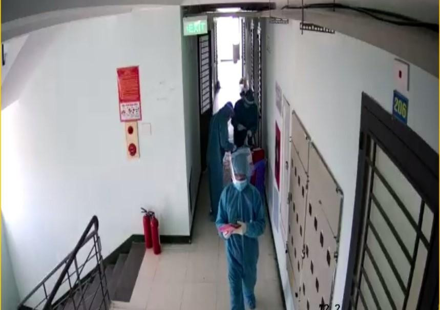 Sau khi sát khuẩn thùng phiếu, 4 người trong tổ bầu cử sẽ đến từng phòng giúp các cử tri bỏ phiếu.