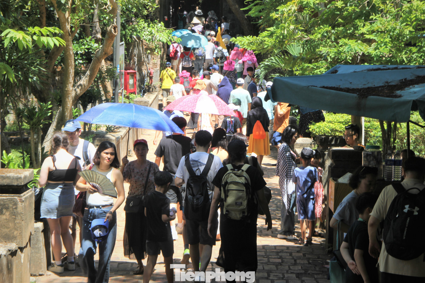 Lối đi vào các khu vực tham quan kín người. Bà Ayame (Nhật Bản) bày tỏ bất ngờ trước cảnh quan, núi, hang động... ở Ngũ Hành Sơn và đánh giá rằng đây là điểm đáng đến nhất trong chuyến du lịch Đà Nẵng của bà.