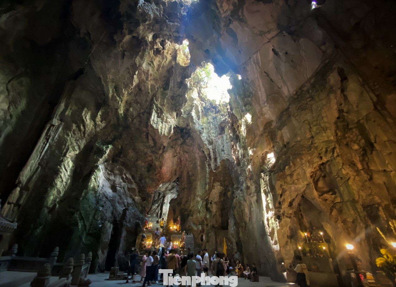 Hang động tại danh thắng Ngũ Hành Sơn níu chân những du khách mê khám phá. Ảnh: Thanh Trần