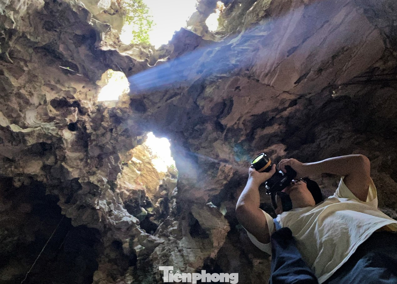 Hang động đón ánh sáng từ những "ô cửa" trên đỉnh.