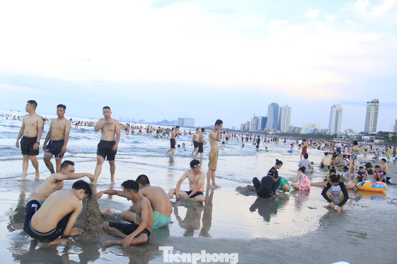 Anh Hải Hùng (quê Quảng Bình), chia sẻ: "Khách sạn tôi ở gần biển, nên mỗi ngày tôi đều xuống đây tắm hai lần vào sáng sớm và chiều. Tôi cũng rất ấn tượng vì biển Đà Nẵng rất sạch, có nhiều dịch vụ phục vụ rất chu đáo".