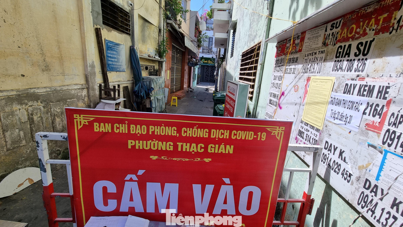 Đến thời điểm hiện tại (25/6), Đà Nẵng đã ghi nhận 67 ca nhiễm COVID-19, đều liên quan đến BN 12437 trú tại K407 Lê Duẩn, thuộc khu tam giác Lê Duẩn – Lý Thái Tổ - Hoàng Hoa Thám đã được phong tỏa. Ảnh: Thanh Trần.