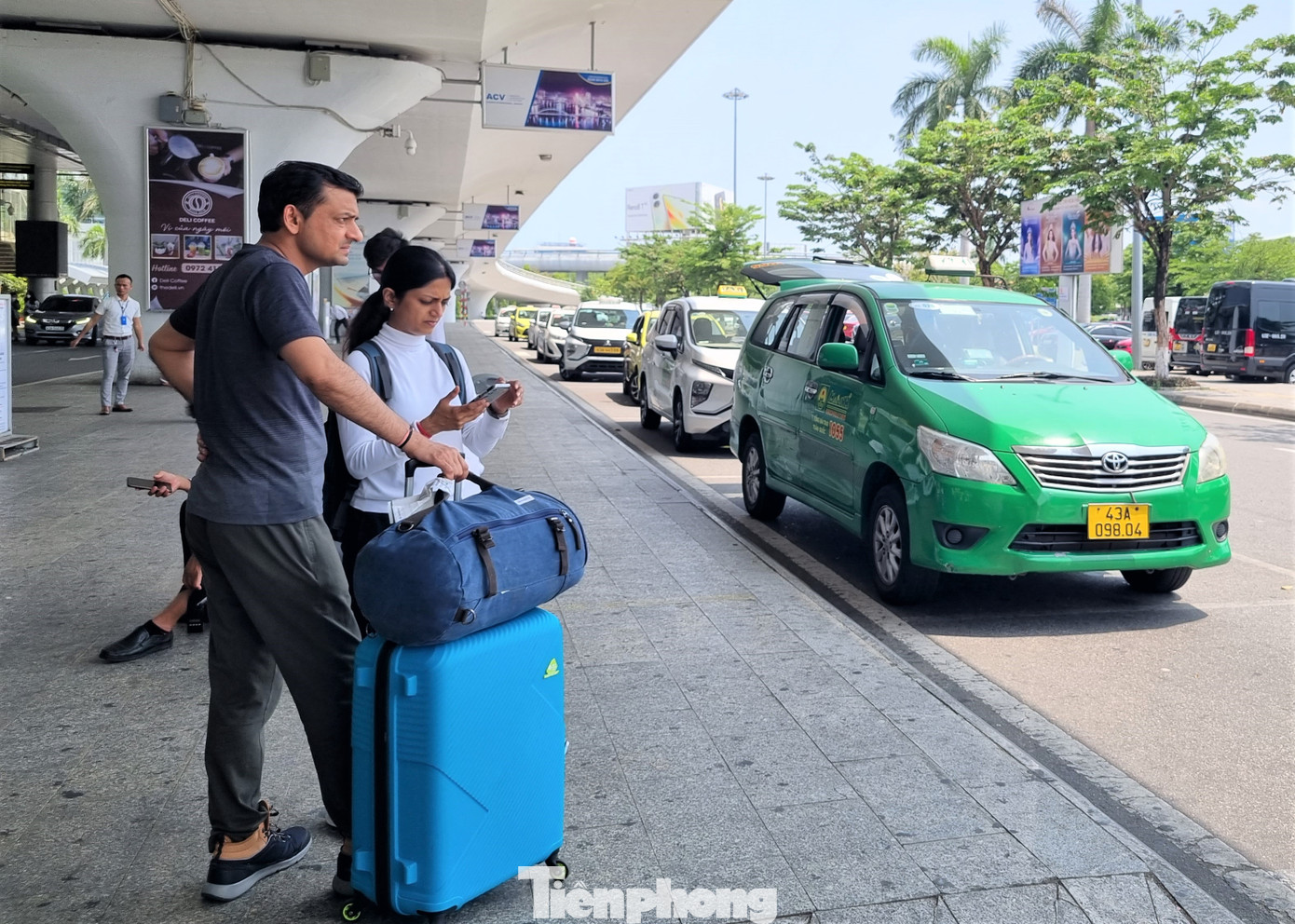 Du khách gọi xe đưa đón tại sân bay Đà Nẵng. Du khách gọi xe đưa đón tại sân bay Đà Nẵng.